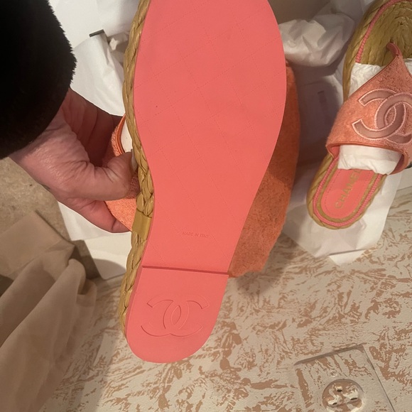 Chanel Pink Thong Sandals and matching toiletry bag - Picture 4 of 7